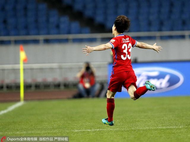 伊藤菜菜子轻轻点点头，说：我就是......我就是想来见见叶辰君......因为我担心比赛之后就没机会再见叶辰君了......叶辰好奇的问：怎么？比赛完了就要回日本？对的。